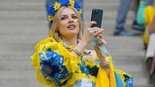 「なんて美しいんだ」「かっこいい」ジンチェンコが本拠地のスタンドで妻と私服2ショット「ウクライナ史上最高のカップル」