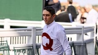 スミヨン騎手 ひじ打ちしてジョッキーを落とす