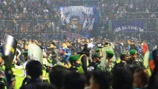 「選手の腕の中で亡くなったファンも」悲惨なインドネシアでの事件、ホームチームの監督が状況を語る「もし我々が引き分けていたら起こらなかった」