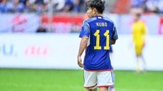 「何これw」「雑コラすぎるって」久保建英をソシエダ公式が「懐かしの映画ポスター」に！ ユニフォームにスーツを着た2人に“5000超えのいいね”