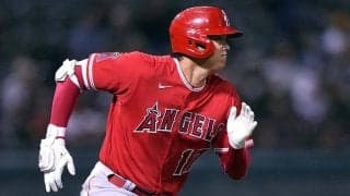 大谷翔平、出塁後に生まれた敵4人との交流がネット話題「わらわら寄ってくるの可愛い」