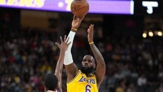 NBAの王様レブロンに開幕前から米熱狂　長距離3P炸裂に「ロゴのほんの少し内側から！」