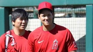 【MLB】「隠れちゃった一平さん」大谷翔平が挨拶する横で…水原通訳の“気遣い”に注目