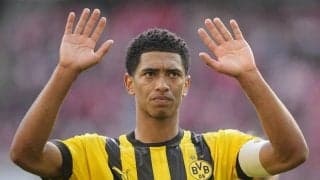 ボール以外でも脅威のコントロール！ 19歳のイングランド代表MFが見せた「ペットボトルの魔術」魅せた！ ピッチ上から目標へ見事なパス