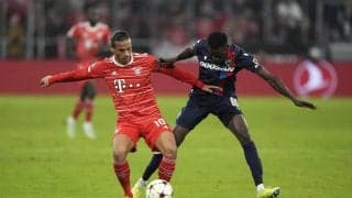 浮きあがる弾道で「ゴール天井」に突き刺す! 「バイエルン10番」の極上ミドルシュートに「4200いいね」