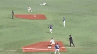 まさかの珍プレーに球場騒然　走者の背中に送球直撃も…奇跡の“すっぽり”