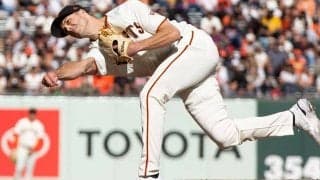 【MLB】目の前に突如現れる“無重力魔球”　高低差MAXの「フリスビー投法」にファン大混乱