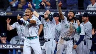 【MLB WCゲーム】マリナーズ快進撃の裏に「ファンのサンダル」　頭にのせると大逆転→試合後即殿堂入り