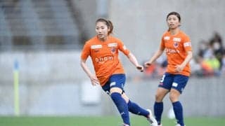 「羨ましいです」鮫島彩＆仲田歩夢が1日店長としてファンと触れ合う！ ユニフォーム姿でサインや記念撮影など大サービス！