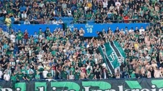 スーパーゴールだと思ったら…ハーフウェイラインから衝撃のオウンゴール「信じられない」