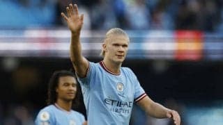 ｢視野広っ｣!! マンCのFWハーランドが試合途中に主審の落し物を拾う! ｢これが強者の余裕ってやつか｣と反響のノルウェー代表FWの｢紳士的な行動｣