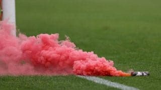 ダービーで大量の発煙筒が投げ込まれピッチは火の海に…長期中断でATは異例の25分にも