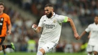 サポーターは「世界一の称号」を期待! FWベンゼマの「バロンドール受賞」を描いた「巨大バナー」がスタジアムに掲げられる