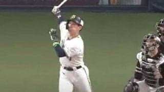 「どーやって打った？」　吉田正尚の“変態片手弾”にファン仰天「うっそだろ」