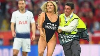 CL決勝にハイレグ水着で侵入の女性、インスタで見事なハンドスプリングスロー披露「見てるだけでわくわくした」「なんという宇宙おっぱい」