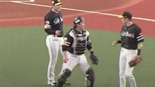 マウンド付近で捕手が“仁王立ち”　チームメートに囲まれ「捕った甲斐がすんってなる」