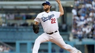 【MLB 地区S】「芝生に突進する」超悪球なのに衝撃の空振り　理解不能な「球史で最悪のスイング」