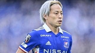 「両足脱げても取られなさそう」横浜FM仲川輝人が”片方のスパイク”脱げながらも”靴下ドリブル”！ 「ここで止まらないのがテルらしい」とファン驚く