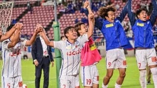 「体張り過ぎ」天皇杯決勝を前にJ2甲府を応援する「滝行」を敢行！ キャンプ地の職員がユニフォーム姿で冷たい水に打たれながら「フレフレ甲府」と叫ぶ動画が2.7万回再生！