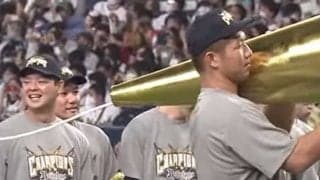 超巨大クラッカーに白マスクの“不審者”も乱入　オリックス祝勝会は「微笑ましい」