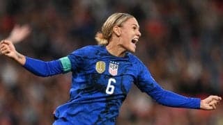 「あのドレスは…すごい」隣のムバッペもつい見ちゃう!? 女子バロンドール候補、デニス・ロッドマン娘のセクシーなドレス姿が話題に「デートじゃん笑」