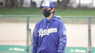 全く老けぬ“奇跡のコーチ”が「イケメンすぎ」　貴重な顔面に「アラフォーとか嘘やろ」