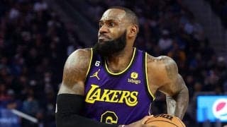 37歳でも「飛んだ」レブロン、NBA20年目開幕戦の豪快ダンクで米ファン圧倒「クレイジー」