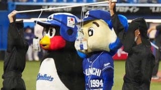 放送事故寸前の“パン食い競争”　つば九郎vsドアラは「何を見せられているの？」