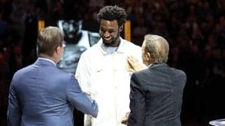 初の優勝リングを手にして「夢が実現したよ」と語ったウィギンズをカリーが祝福