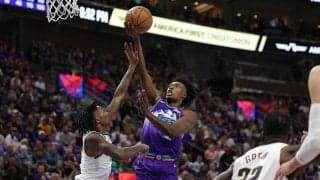 NBA若手有望株、闘牛ポーズからの211cm昨季MVP突破に米興奮「足を掻いてる！」