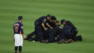 【MLB 優勝決定S】試合中に乱入したファンが「僕に抱きついた」　“被害者”選手の神対応が「品がある」