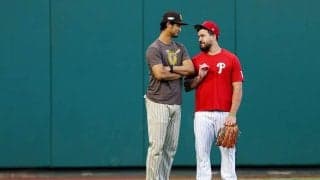 【MLB 優勝決定S】超特大148m弾浴びた元同僚との抱擁が「泣いちゃう」　ダルビッシュの胸元にも注目