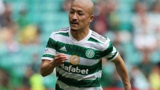 らしさ全開！ 決定力疑われたFW前田大然が2試合連続ゴールでファンと喜び合う