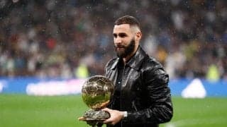 「私の人生で最も重要な3人」カリム・ベンゼマが\"歴代バロンドーラー2人\"からトロフィー授与! 「レジェンド3人」の共演にファンから歓喜のコメント多数