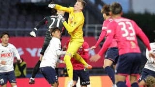 FC東京GKスウォビィクがスクール生と輝くスマイルで交流、ハイタッチでは手の大きさが顕著に