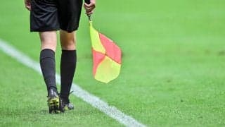 「史上最高のプロポーズ」ベルギーリーグの試合後にピッチ上で「歓喜のサプライズ」発生！ ノルウェー代表MFのトットナムFWへのプロポーズに、会場から万雷の拍手が送られる