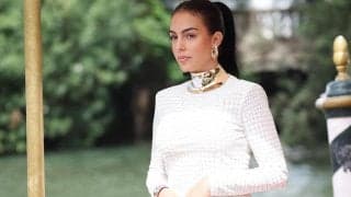 ボディラインくっきりのドレス姿が話題沸騰！ C・ロナウドのパートナー、ジョルジーナさんがハロウィーンの飾りの前でポーズ