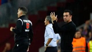 ｢現役いけるやろ｣!! バルセロナのシャビ監督が試合中に「超絶トラップ」を披露! 現役時代さながらの絶妙コントロールに｢会場が沸く｣