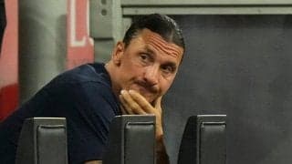 ｢ズラタンほんまおもろい｣!! ミランFWイブラヒモビッチがスタンドで後輩イジリ!! 後輩たちの頭を引っ叩き、掴む…｢王様炸裂の瞬間｣