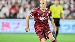 「良いパパだ」アンドレス・イニエスタが「神戸の練習場」で家族とサッカー! 父親と同じ「8番」を背負う子どもたちのほんわか画像