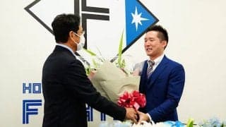 「泣くなケンシ、泣くな」　引退会見で涙の抱擁…ハム杉谷が明かす恩師への思い