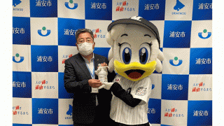 ロッテ、浦安市の市立小中学校26校に消毒用アルコールディスペンサーを1160本寄贈