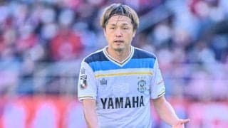 「アカン、何回見ても泣ける」遠藤保仁がパナスタ初凱旋で試合後に「涙の場内一周」！ サポーターの感動を誘った降格決定後のあいさつ