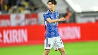 ｢可愛いけど怪我なら心配｣!! 田中碧が試合後におんぶされてロッカールームへ! 勝利後のチャントではジャンプできず…｢碧大丈夫｣など心配の声続々