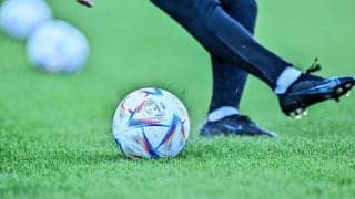 わきの下をコチョコチョ…アヤックスMFの斬新守備戦術が「ファン・ダイクを止める唯一の方法」と話題に！  セットプレーで用いたまさかのプレーを欧州CL公式が紹介