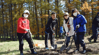 日本ハムと脚本家・倉本聰さんが「FOREST.F」始動　森づくり拠点エリア設置、田中賢介SAら植樹活動