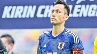 「どういう仕組みなんだろ…」シャルケサポーター、”ユニフォームの色が変わる”ビッグフラッグを披露! 「前代未聞の仕掛け」が話題に