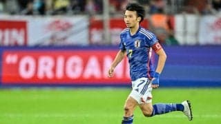 ウォーリーではなく「GAKUを探せ」!! 柴崎岳がバキバキに割れる「腹筋の森」の中に！ 「埋もれてる感ぱない」の声が出たチームメイトとのロッカールーム写真