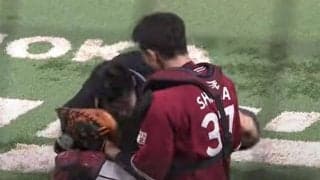 審判への“神対応”や素手キャッチも　今季で現役引退、嶋基宏の楽天時代を振り返る