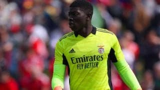 世界も度肝を抜かれたGKゴール！「鳥肌が立つ」「プスカシュ賞じゃないか？」自陣ボックス前からの衝撃ロングシュート